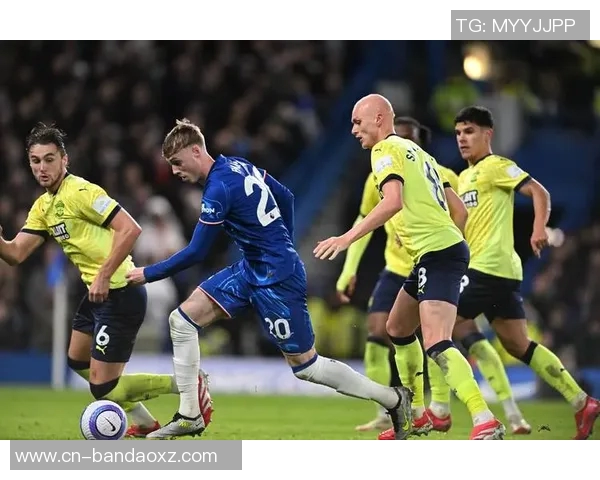 切尔西备战强敌帕尔默训练场重聚埃斯特旺畅谈战术心得 切尔西备战强敌帕尔默训练场重聚埃斯特旺畅谈战术心得