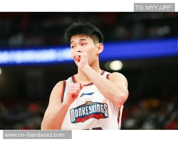 林葳在俄勒冈大学积极训练与队友们共同参与团建活动展现团队精神