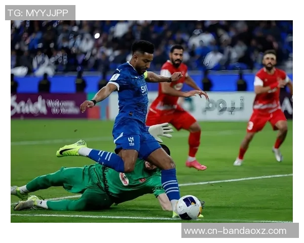 纽卡球迷与马赛当地球迷发生冲突部分人紧急躲入酒吧避难 纽卡球迷与马赛当地球迷发生冲突部分人紧急躲入酒吧避难